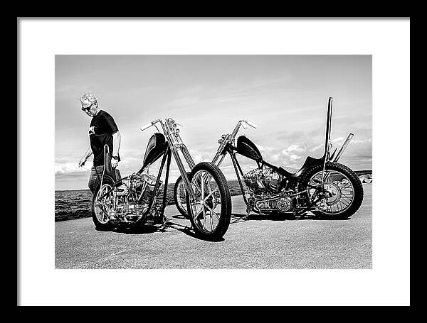 svartvit bild harley- davidson chopper