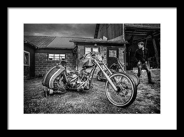 vintage svartvitt bild med mekaniker till harley-davidson