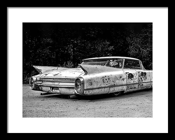 svartvit bild rostig cadillac