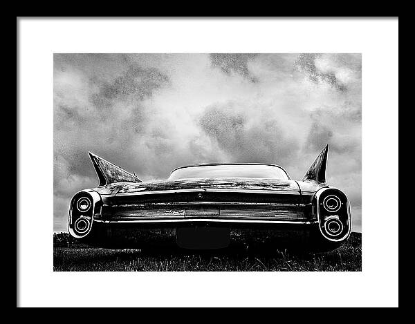 Bakpartiet på en klassisk amerikansk bil med ikoniska fenor, fotograferad i dramatisk svartvitt. En hyllning till USA:s bilkultur, krom, patina och tidlös design.