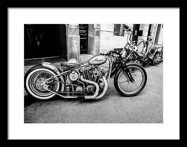 svartvit bild harley-davidson parketad på trotoaren