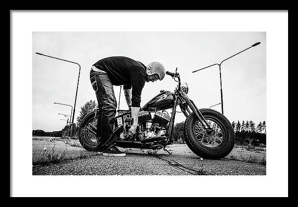 svartvit bild harley-davidson kick startar på vägkorsning