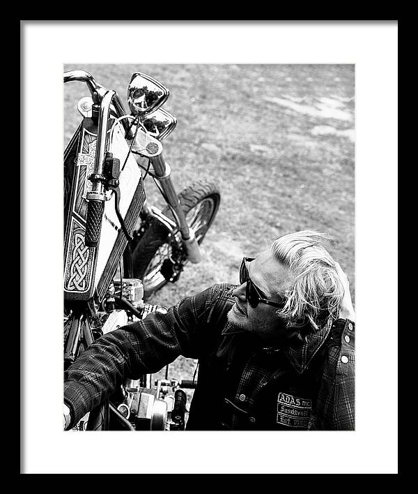 svartvit bild Harley Davidson Chopper och ägaren med mörka glasögon.