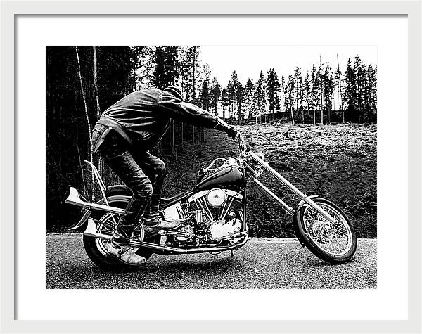 svartvit bild kickstartar en harley-davidson chopper