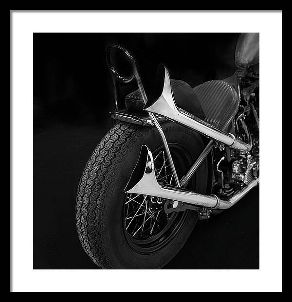 svartvit bild av motorcykel avgasrör