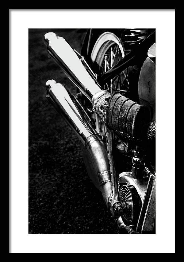 svartvit bild harley-davidson avgasrör och sliten kick pedal