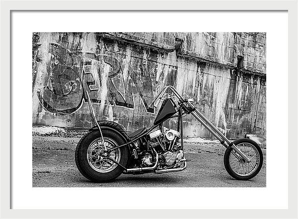 svartvit bild av Harley-Davidson motorcykel chopper vid grafittivägg