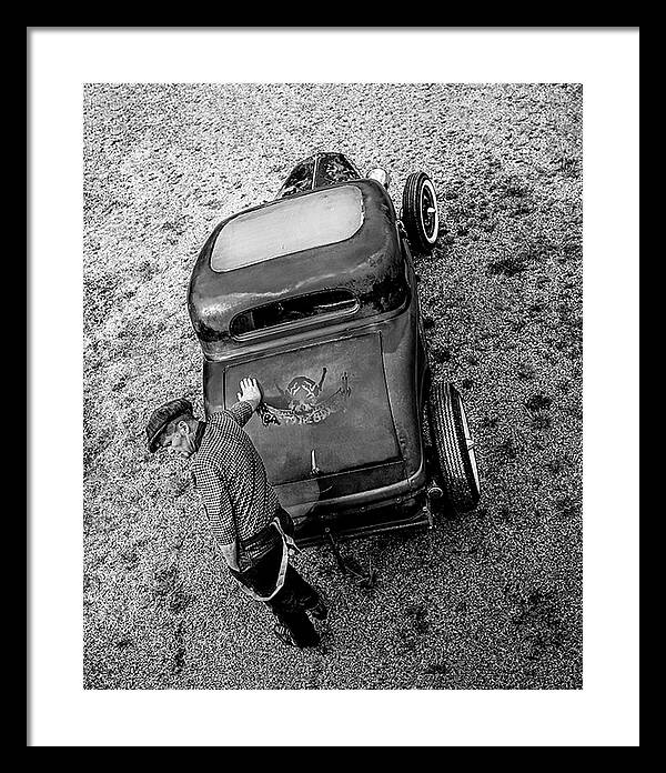 svartvit fotokonst av en hot rod sedd uppifrån med man i keps