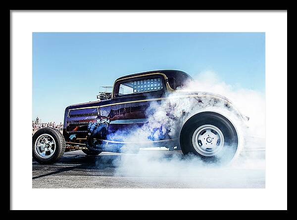 Klassisk hot rod i full burnout – rök, kraft och rå amerikansk motorsport fångad i ett explosivt ögonblick.