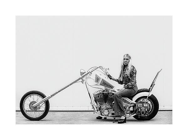 Svartvit fotokonst av kvinna på handbyggd harley-davidson. Ett kraftfullt motiv för mancave, garage eller modern inredning.