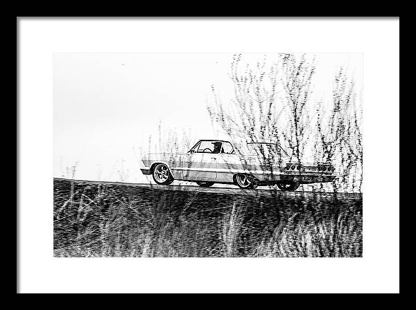 Klassisk amerikansk bil i rörelse längs landskapet – tidlös cruising fångad i svartvitt med känsla av frihet och väg.