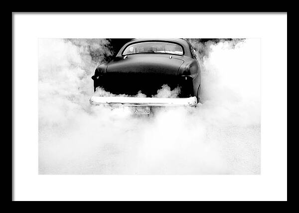 svartvit kunstom bil med rykande däck