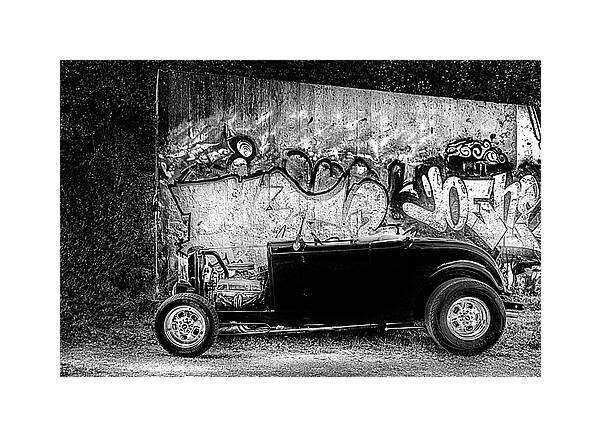 hot rod vid grafitti vägg-umeå