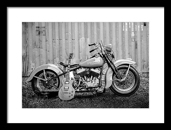 motorcykel harley-davidson och en gitarr